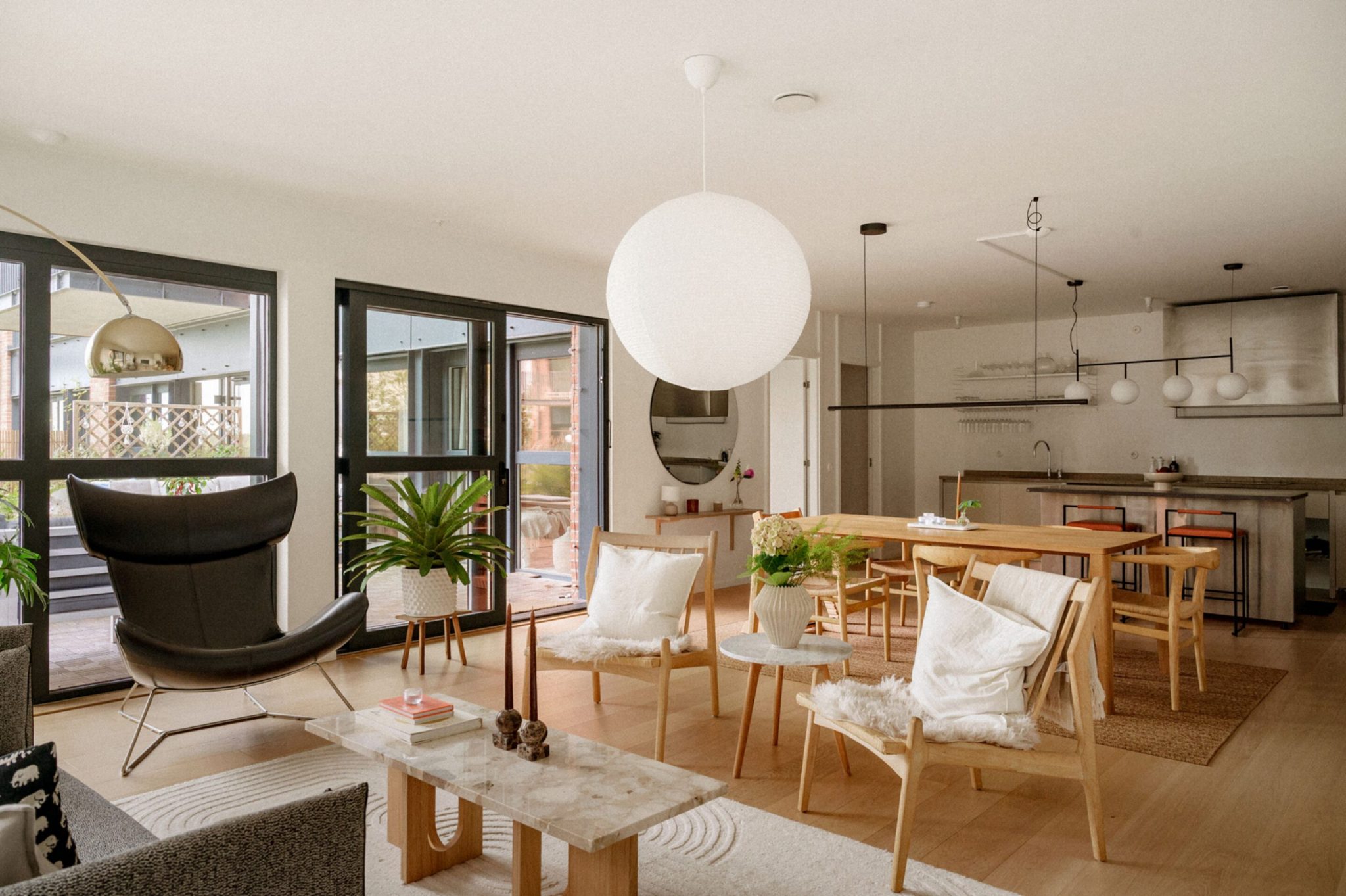 Un intérieur suédois moderne où élégance et naturel s'associent