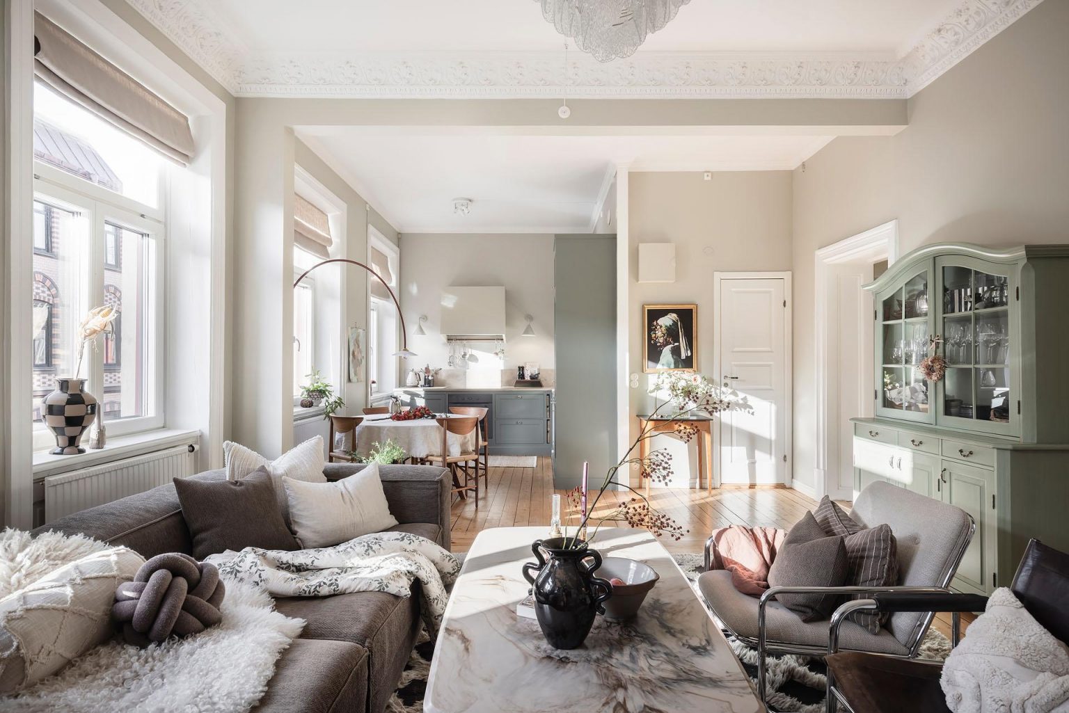 salon et cuisine ouverte décoration scandinave dans immeuble classique