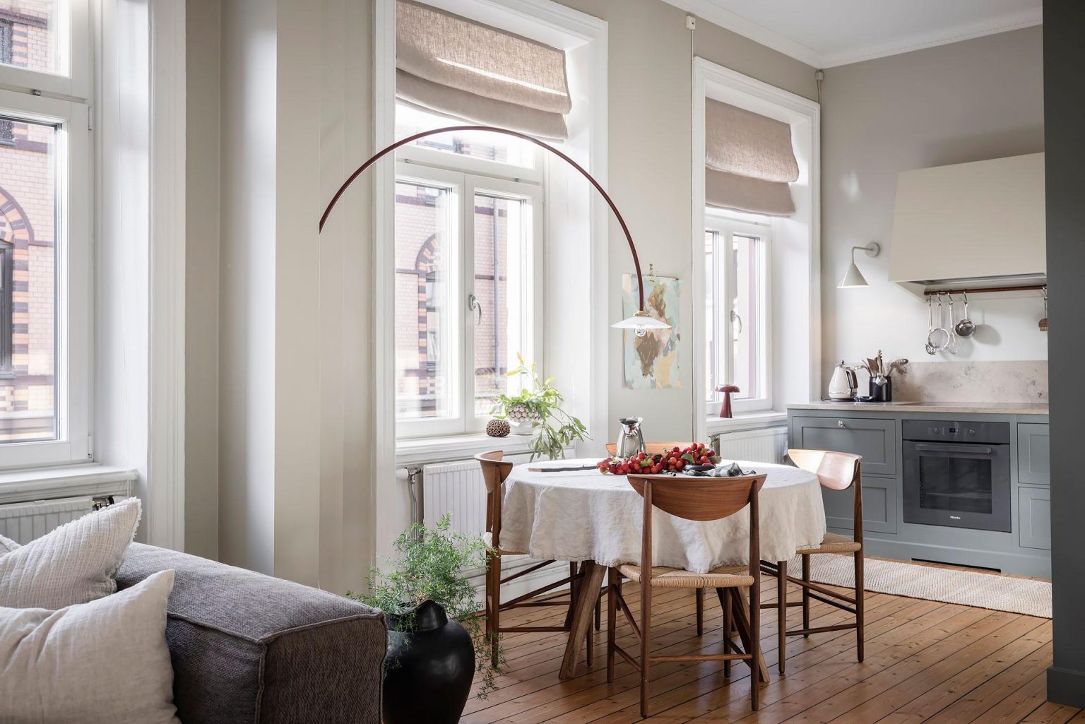 salon et cuisine ouverte décoration scandinave dans immeuble classique