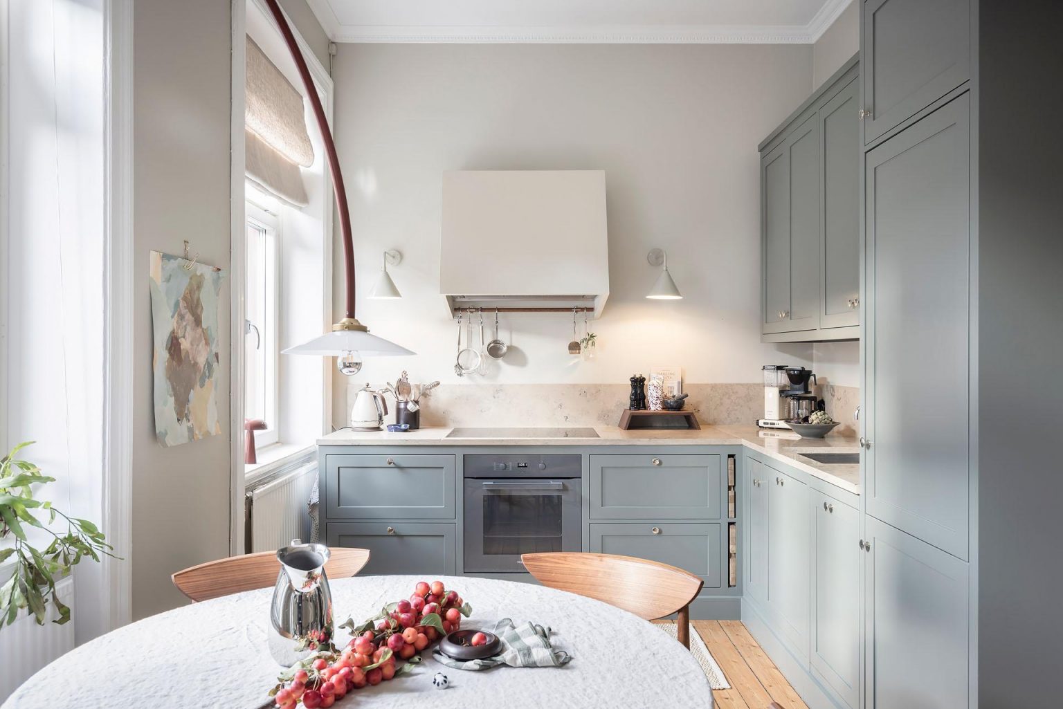 salle à manger et cuisine ouverte décoration scandinave dans immeuble classique