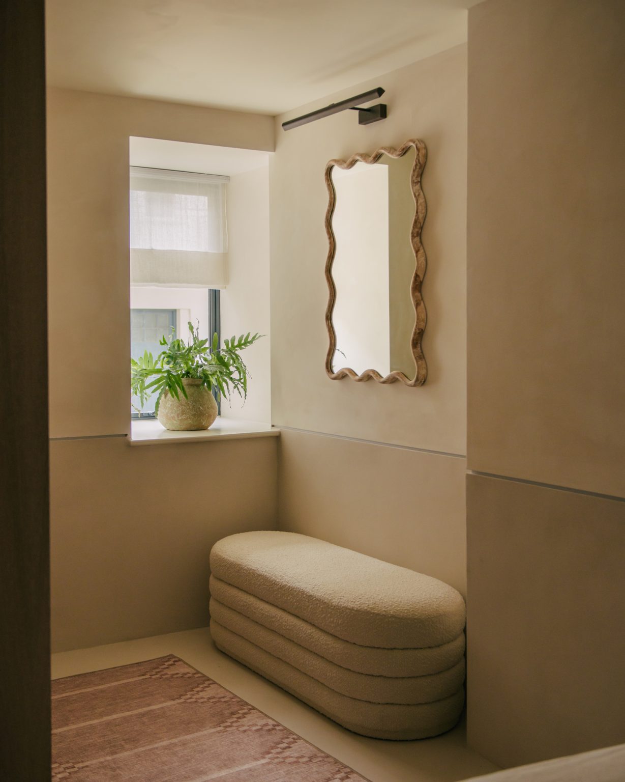 entrée avec banc et miroir décoration contemporaine