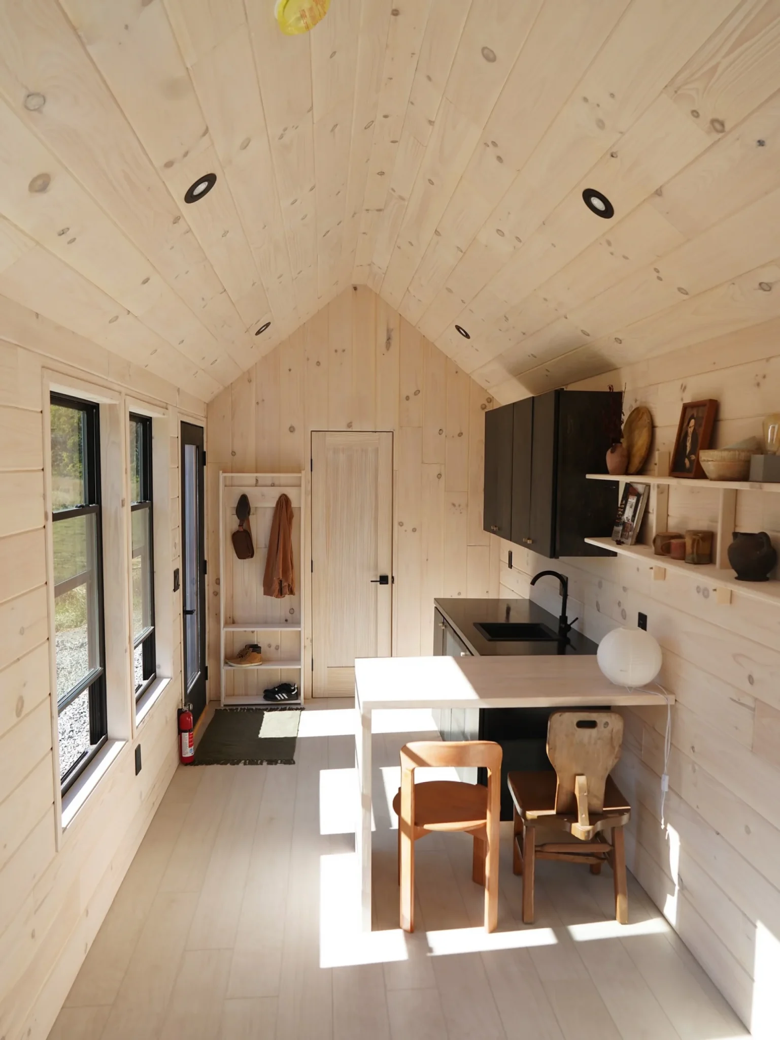 salon et cuisine murs bois clair tiny house de plain-pied 25m2 Nordic & Spruce