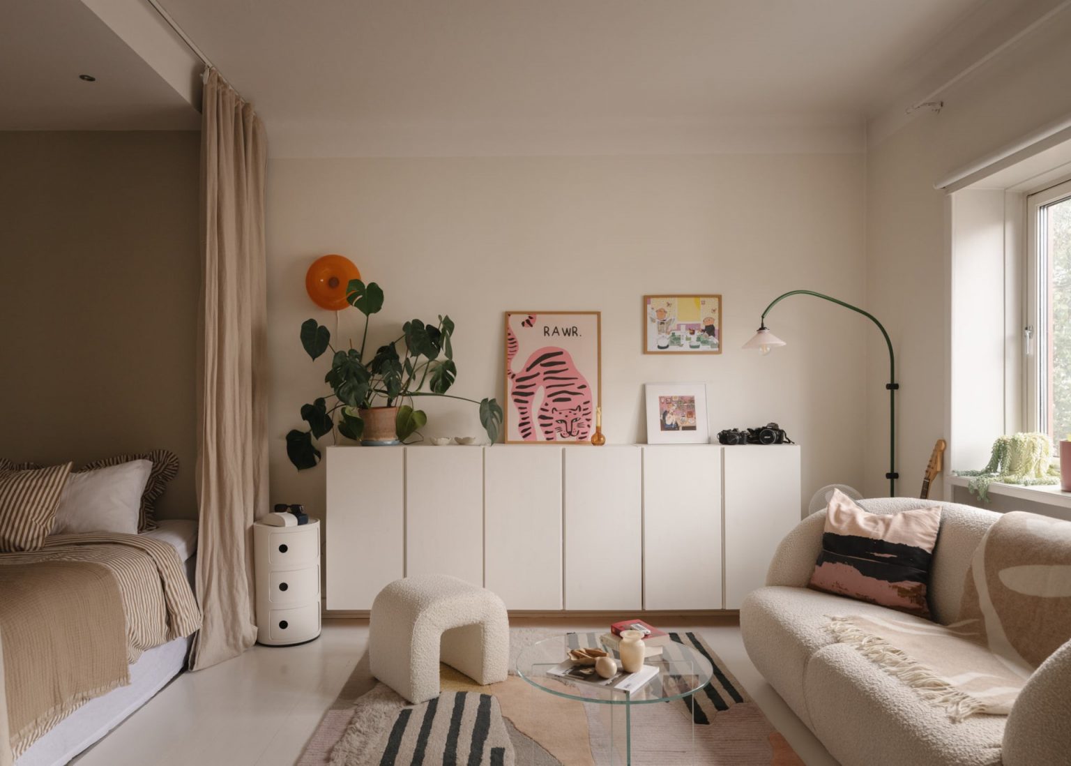 salon et espace chambre dans alcôve studio 33m2 décoration scandinave beige