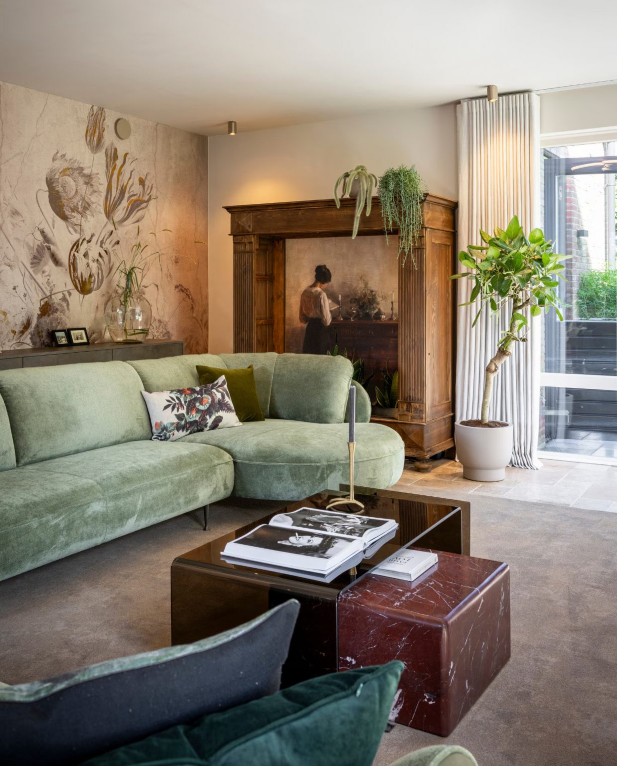 salon canapé velours vert papier-peint floral décoration classique chic