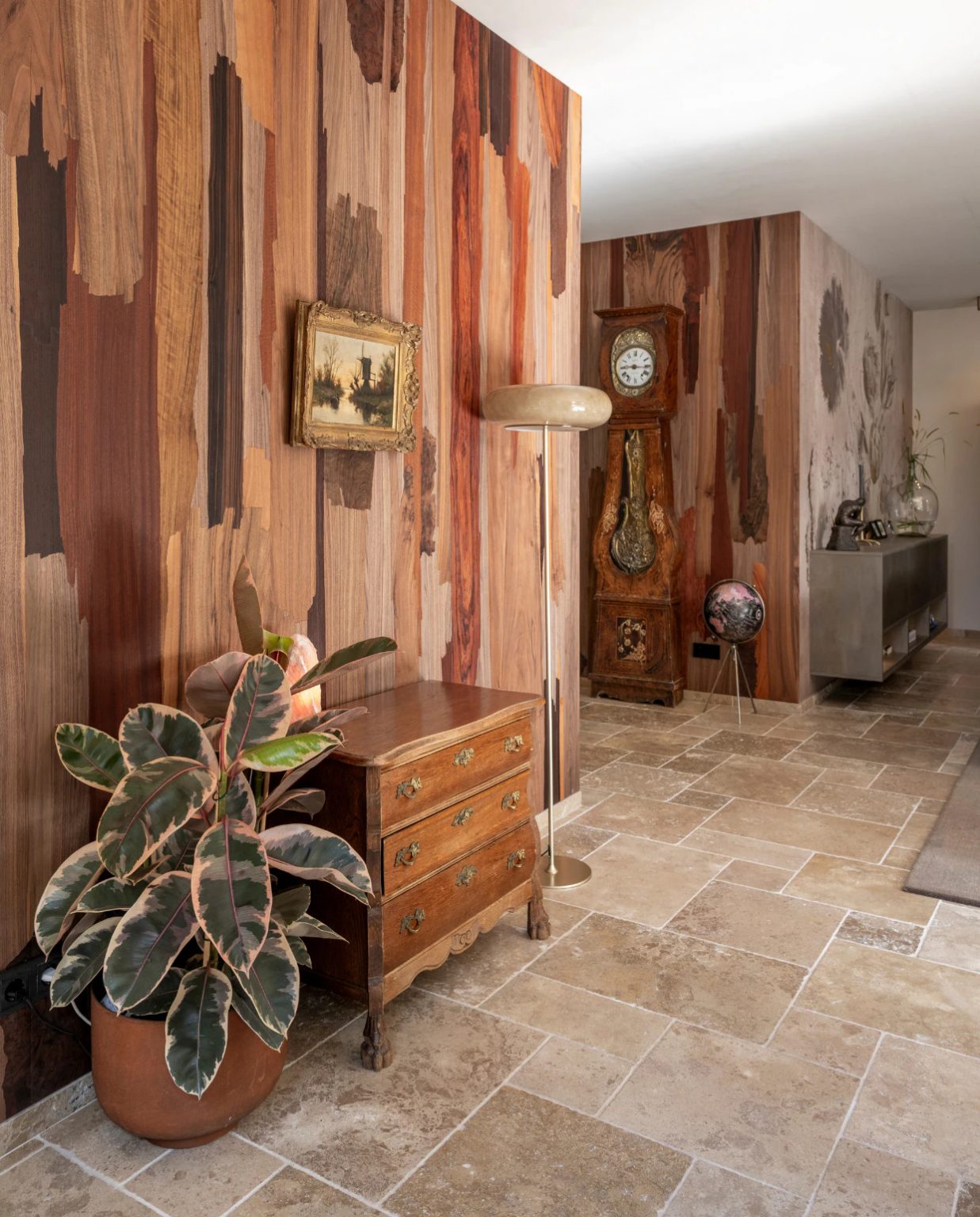 salon avec murs bois décoration classique chic