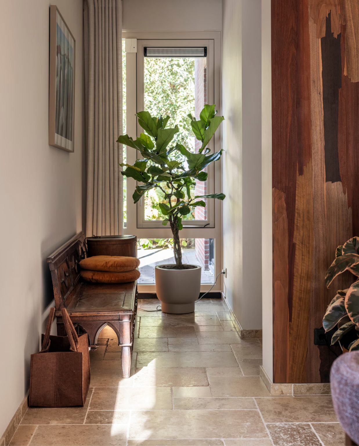 salon avec murs bois décoration classique chic