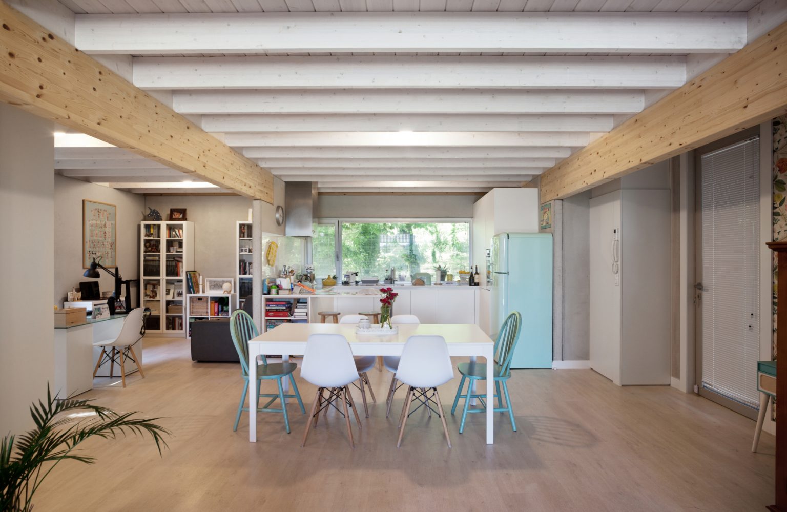 salon avec poutres et cuisine maison préfabriquée en béton et bois