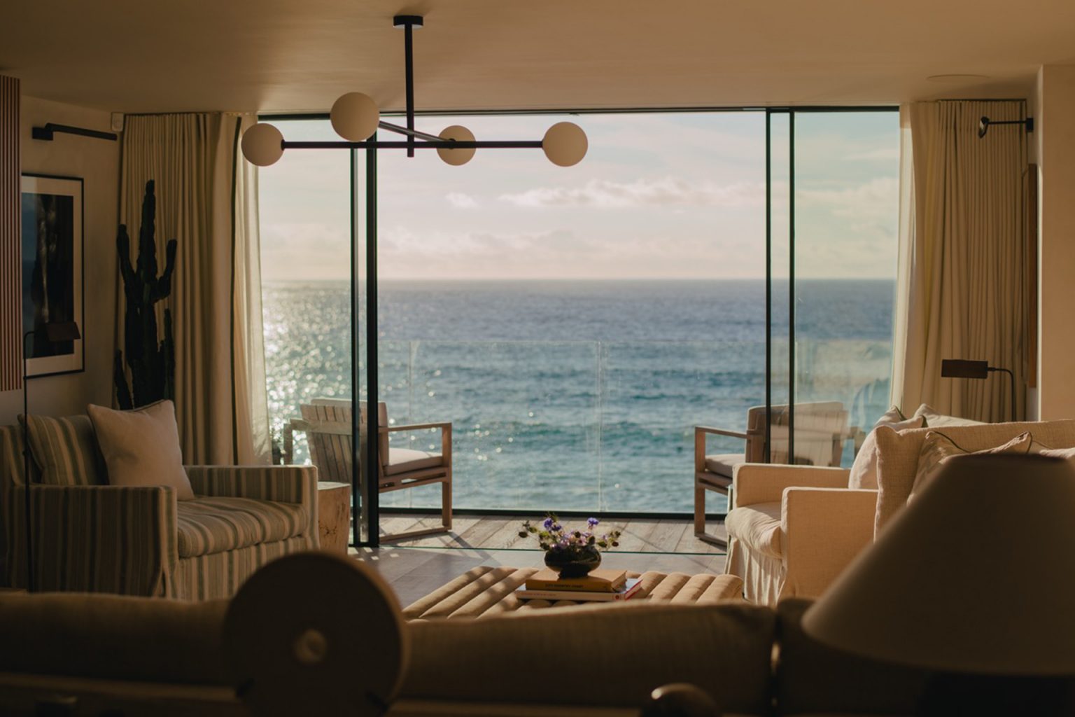 salon décoration contemporaine avec baie vitrée face à la mer