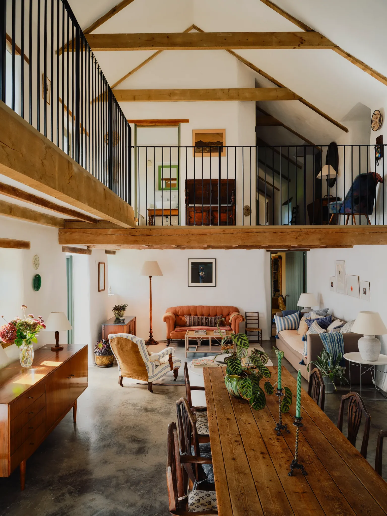 salon double hauteur avec mezzanine dans grange rénovée décoration contemporaine