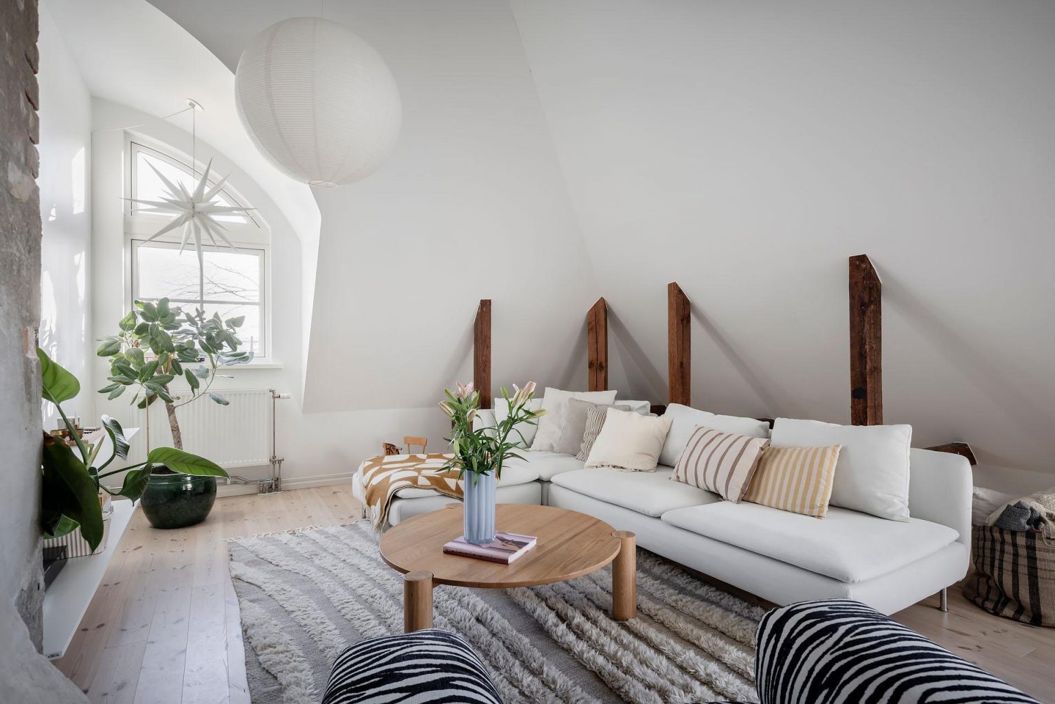 salon avec murs briques décoration scandinave