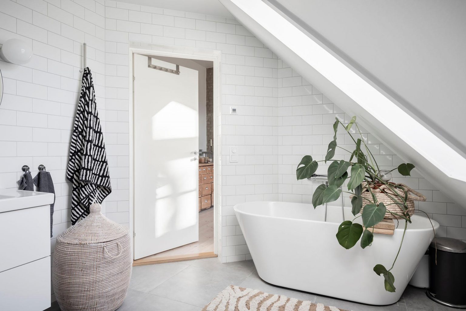 salle de bain avec baignoire îlot