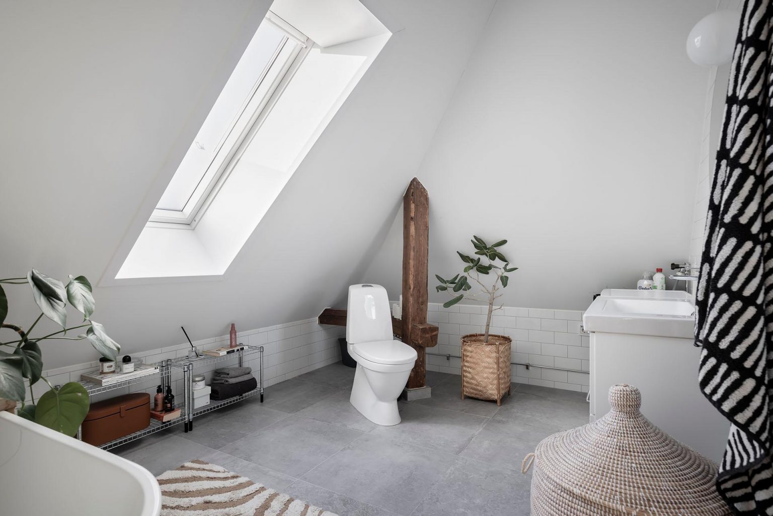 salle de bain blanche mansardée