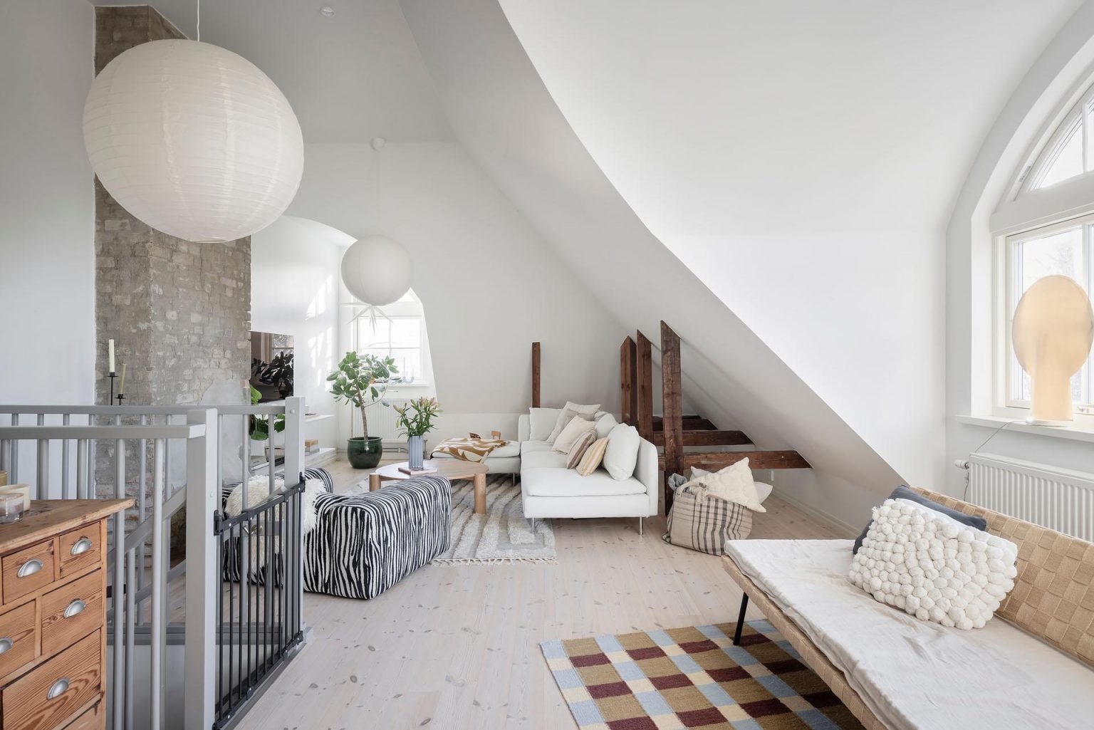 salon avec murs briques décoration scandinave