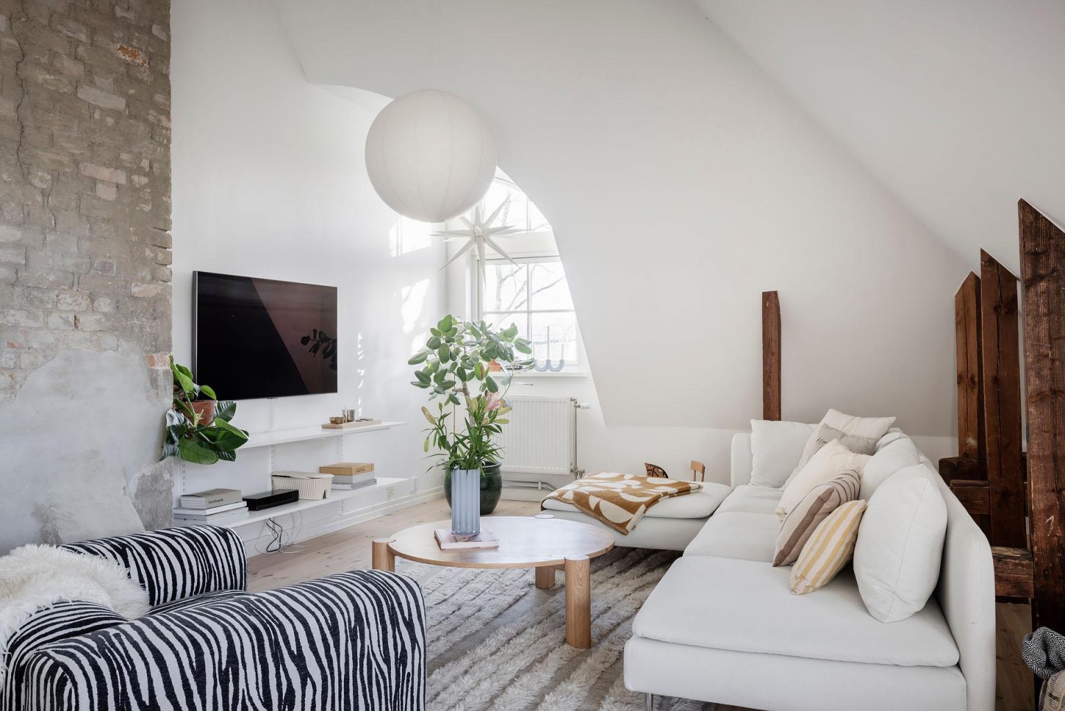 salon avec murs briques décoration scandinave