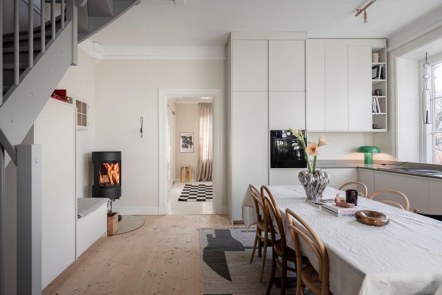 salle à manger avec escalier et poêle à bois appartement en duplex décoration scandinave