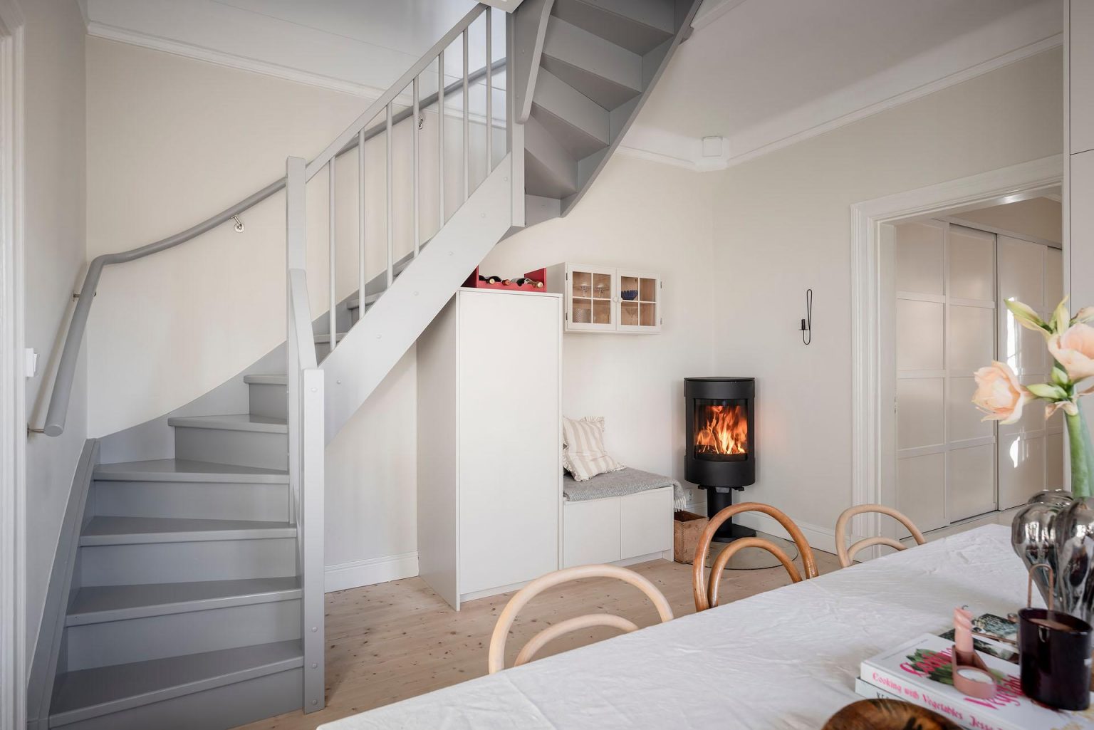 salle à manger avec escalier appartement en duplex décoration scandinave