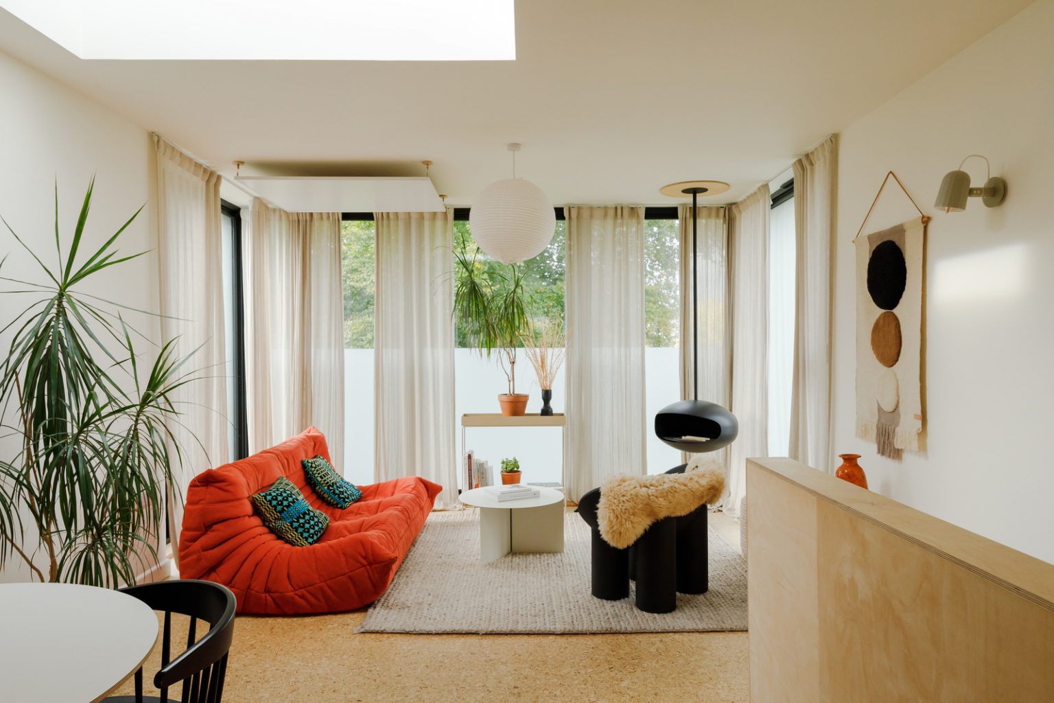 salon avec canapé rouge Togo cheminée bioéthanol suspendue décoration contemporaine