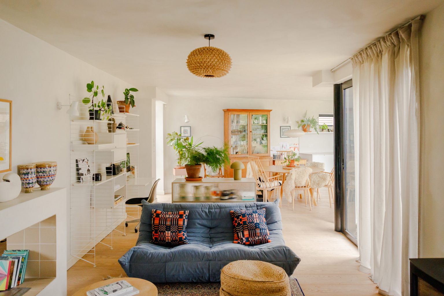 salon avec canapé Togo bleu décoration contemporaine