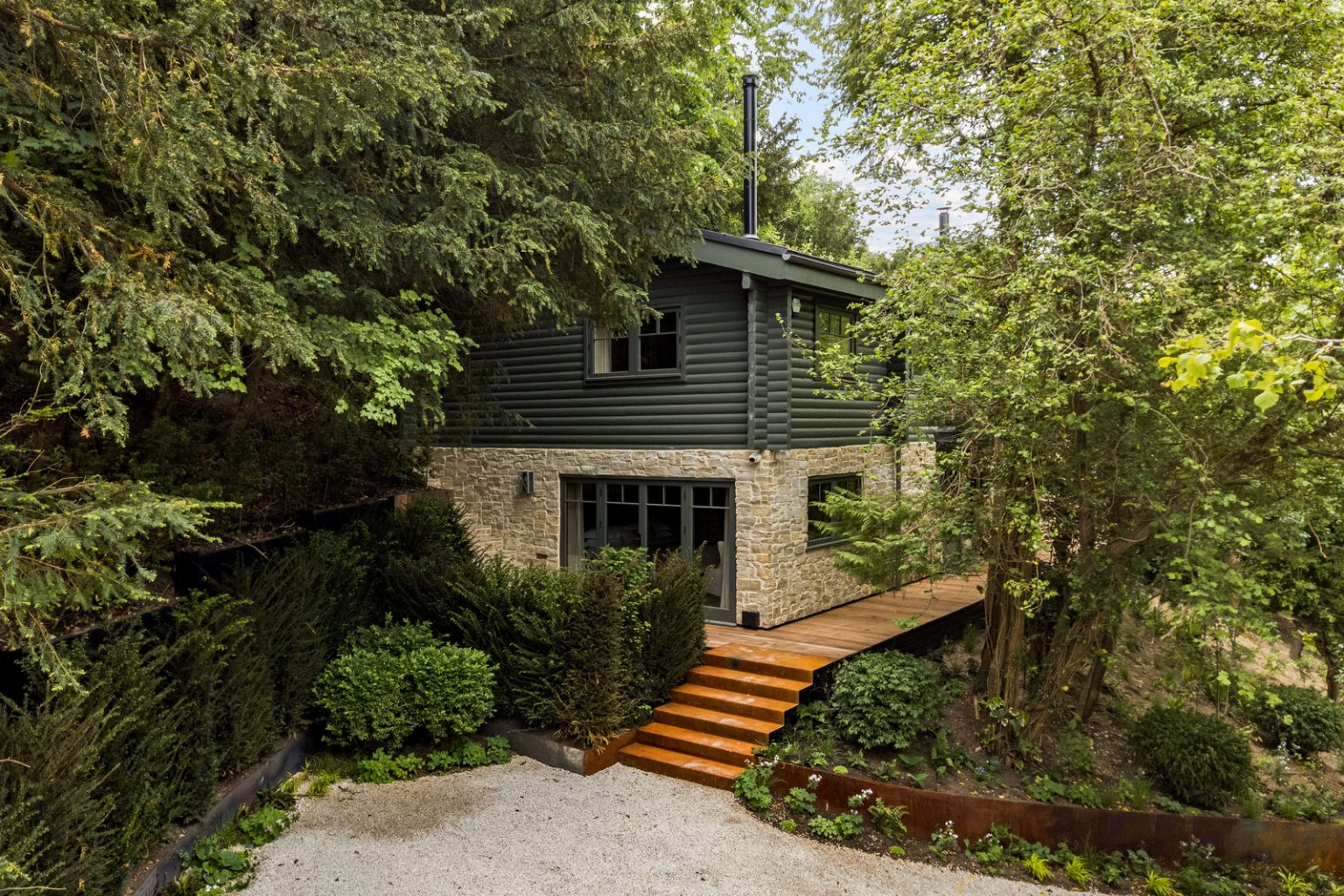maison moderne en bois soubassement pierre