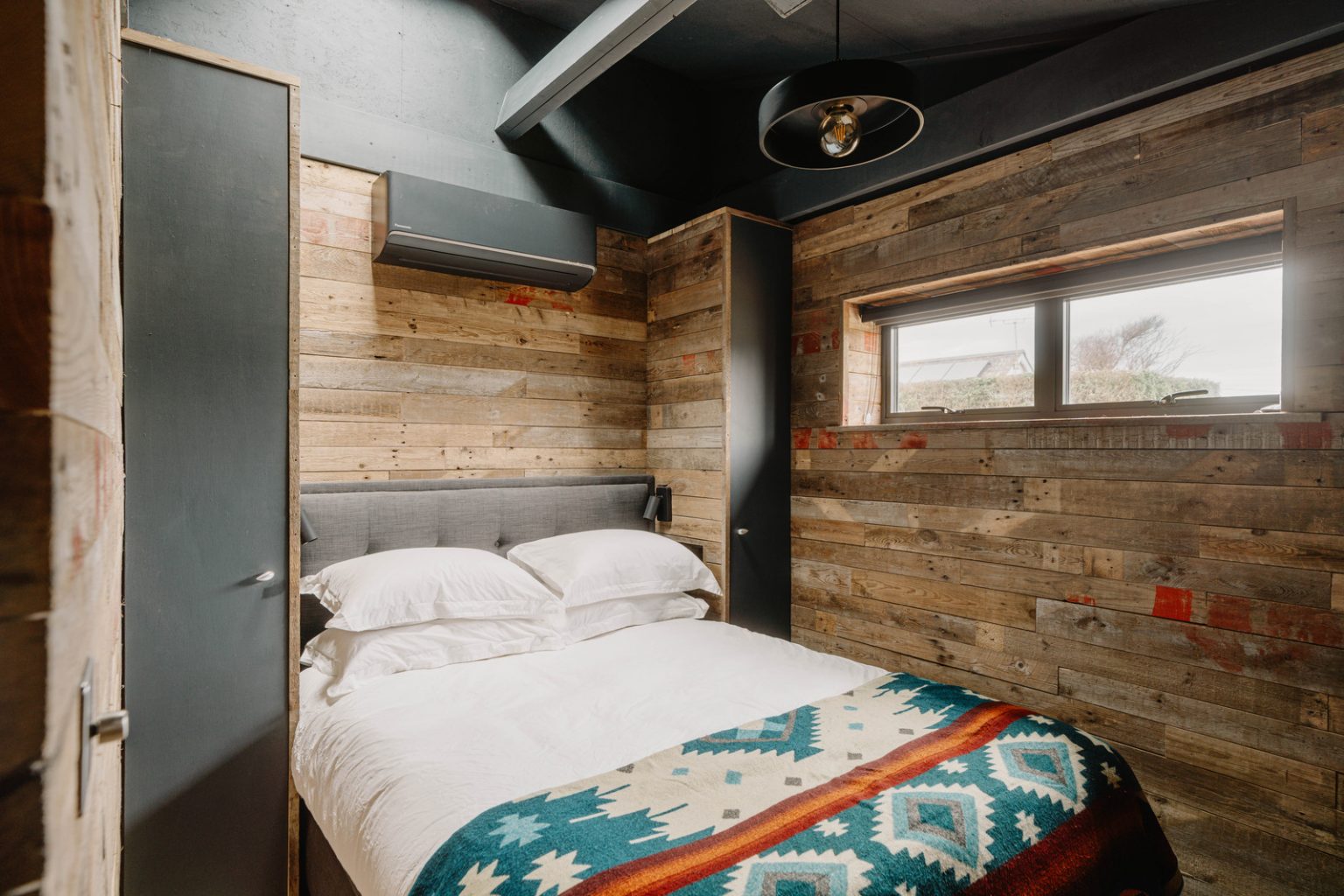 chambre murs en bois recyclé maison de plage 62m2 Camber Sands