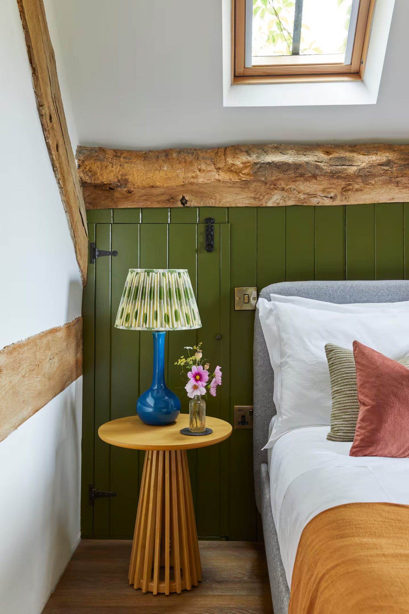 chambre mansardée avec poutres cottage anglais décoration rustique chic The Lavendry Barn