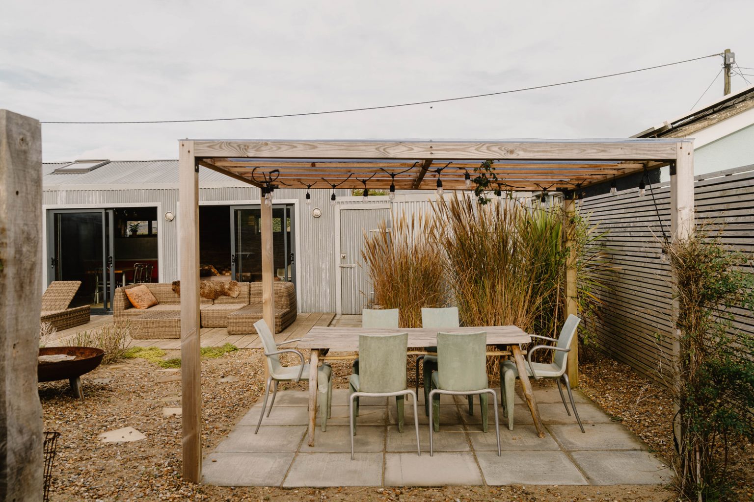 jardin avec pergola maison de plage 62m2 Camber Sands façade tôle acier