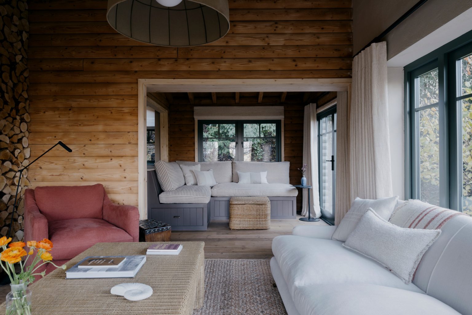 salon maison moderne en bois 