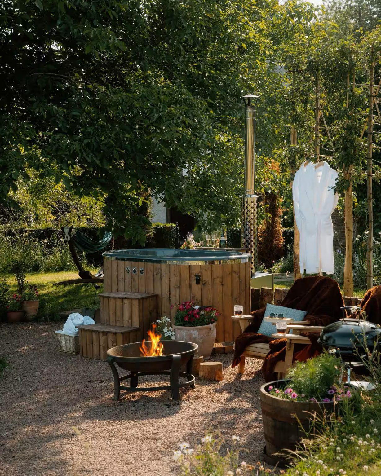 jardin avec bain nordique chauffé cottage anglais décoration rustique chic The Lavendry Barn