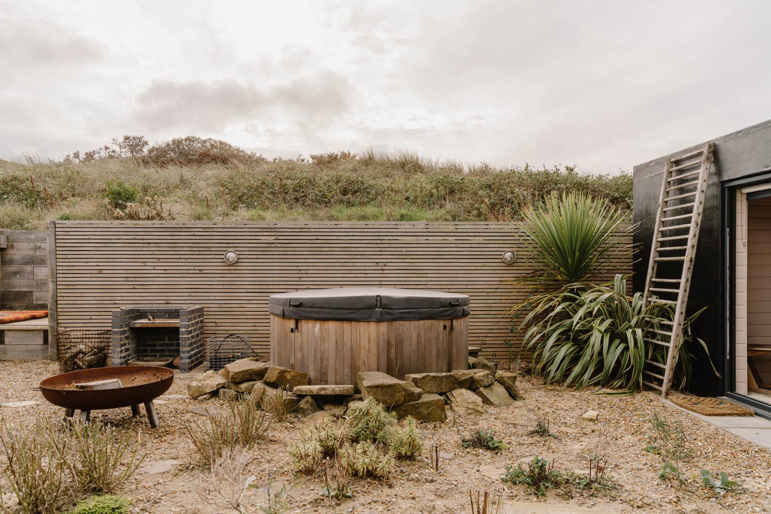 jardin avec bain nordique en bois maison de plage 62m2 Camber Sands façade tôle acier