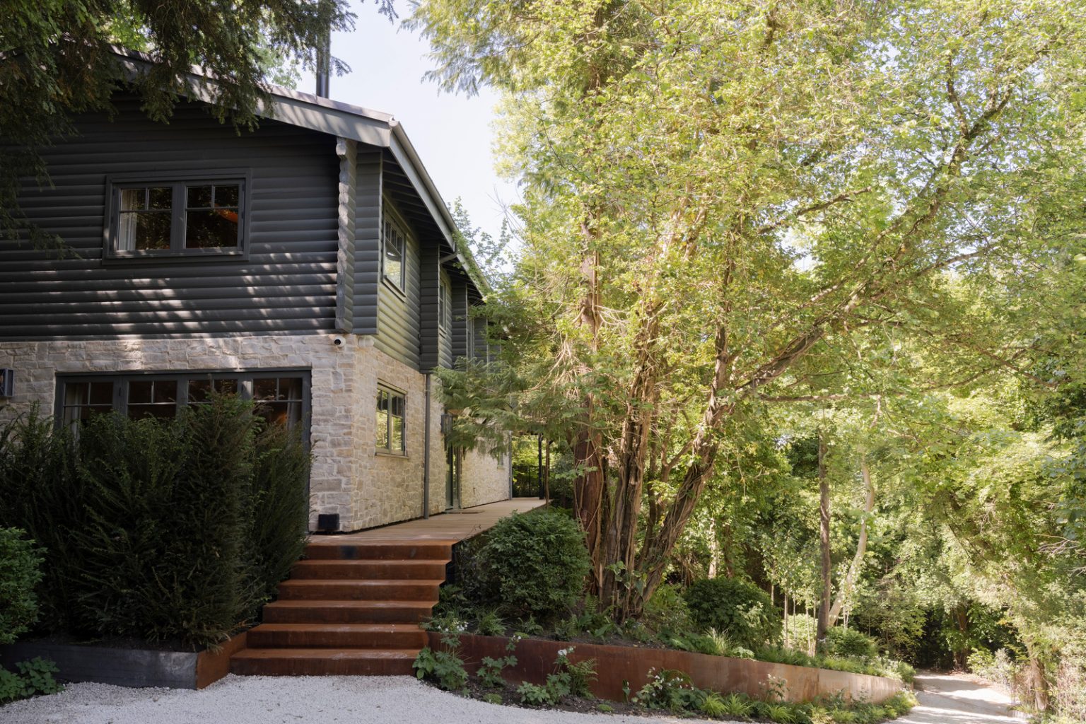 maison moderne en bois soubassement pierre