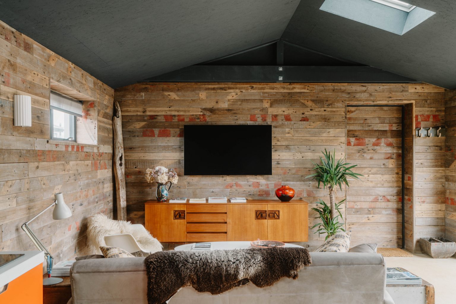 salon murs en bois recyclé maison de plage 62m2 Camber Sands