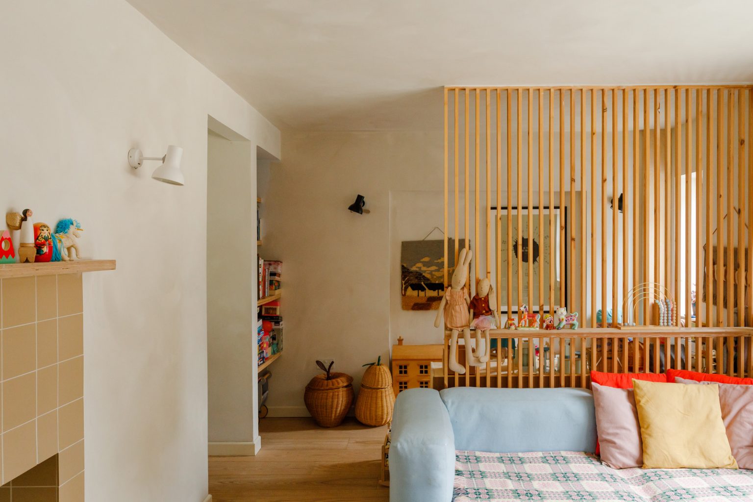 salon avec canapé bleu clair et claustra bois