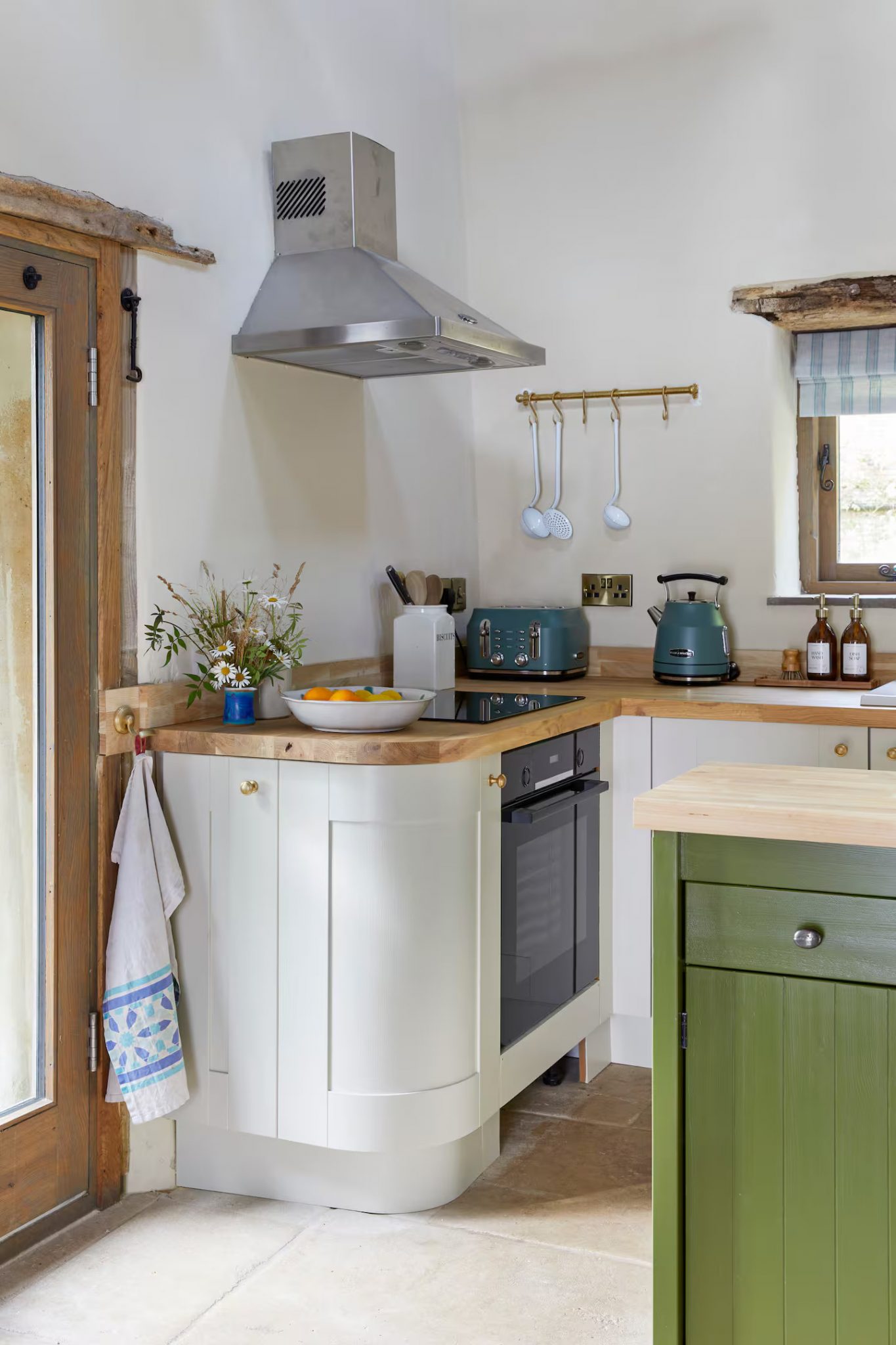 cuisine ouverte cottage anglais décoration rustique chic The Lavendry Barn