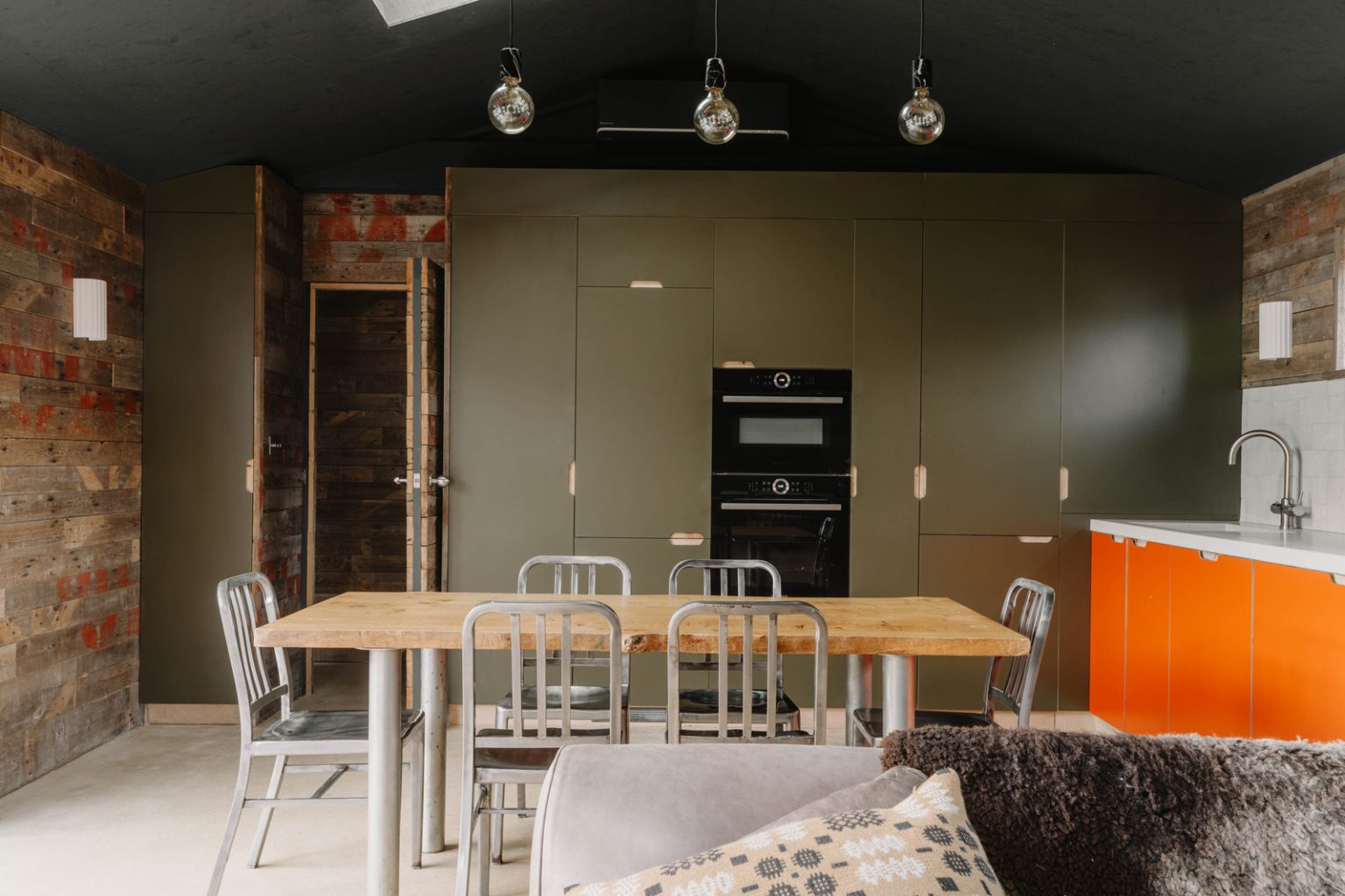 cuisine vert olive et orange salle à manger et salon murs en bois recyclé maison de plage 62m2 Camber Sands
