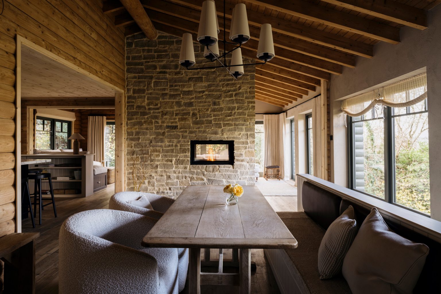 salle à manger maison moderne en bois avec cheminée double face