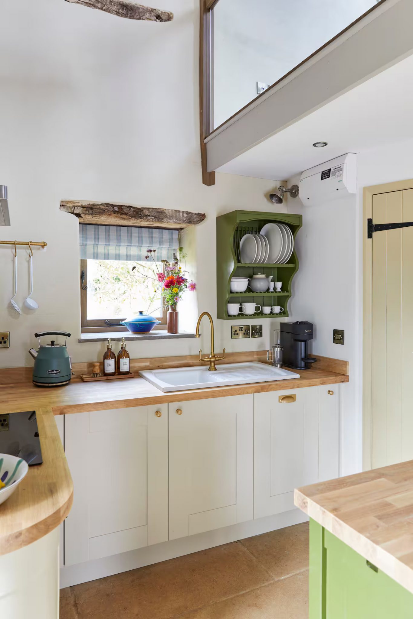 cuisine ouverte cottage anglais décoration rustique chic The Lavendry Barn