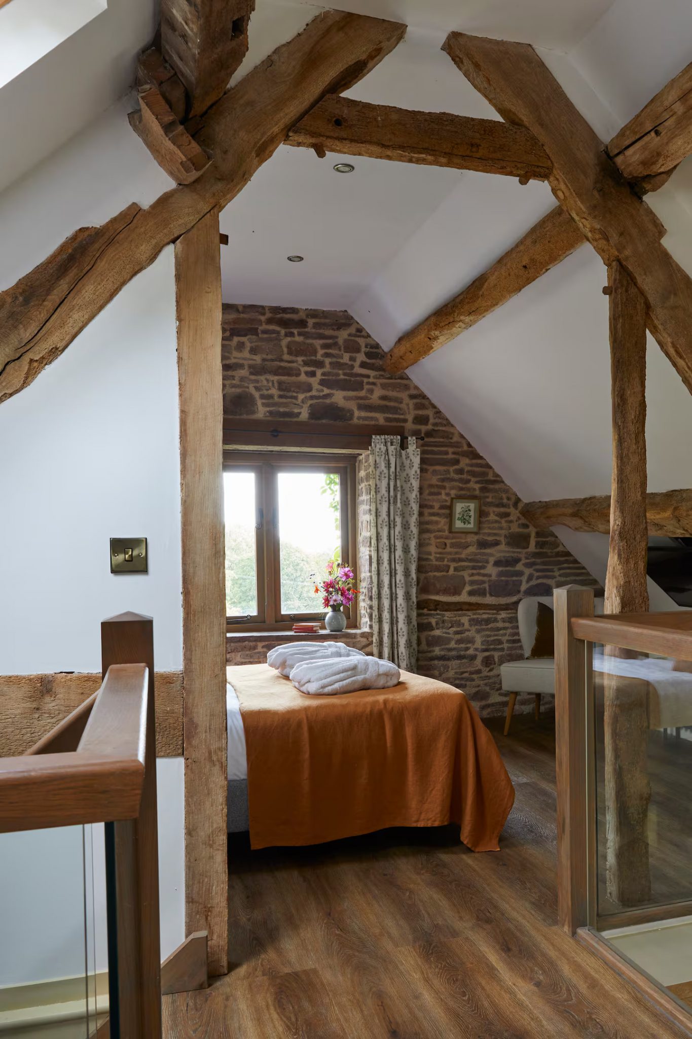 chambre mansardée mur de pierre cottage anglais décoration rustique chic The Lavendry Barn