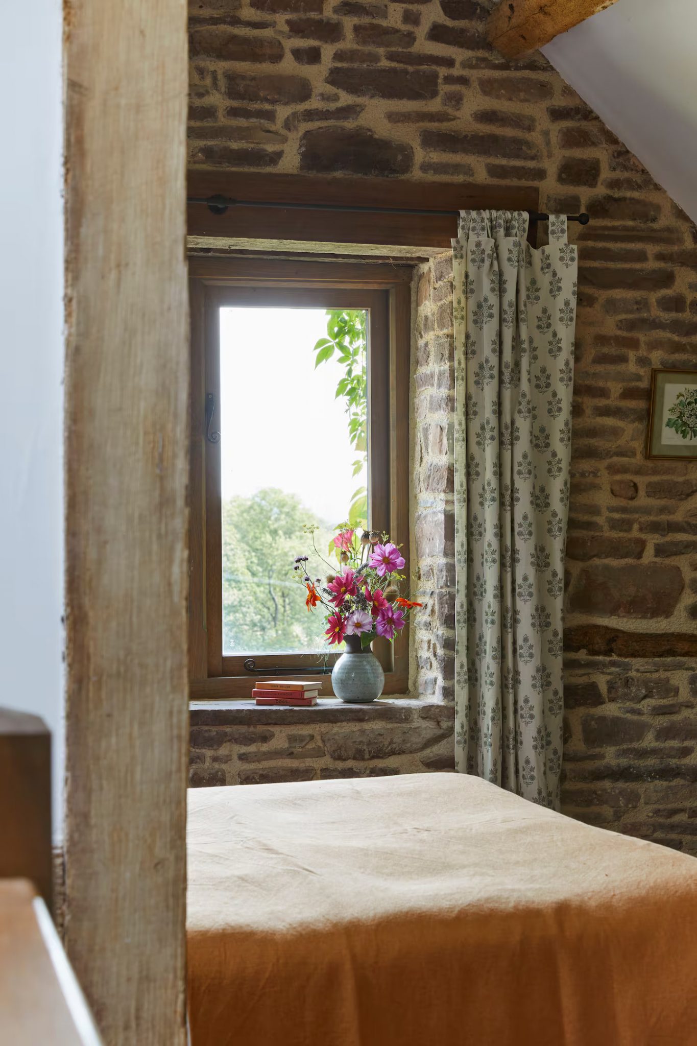 chambre mansardée mur de pierre cottage anglais décoration rustique chic The Lavendry Barn