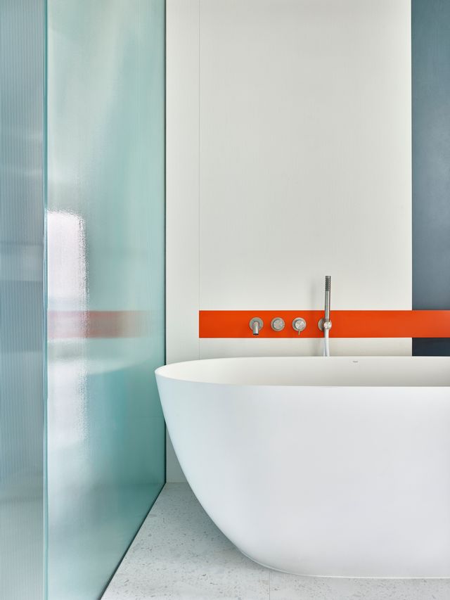 salle de bain bleue et blanche décoration design appartement 95m2 par Buro11 salle de bain bleue et blanche décoration design appartement 95m2 par Buro11