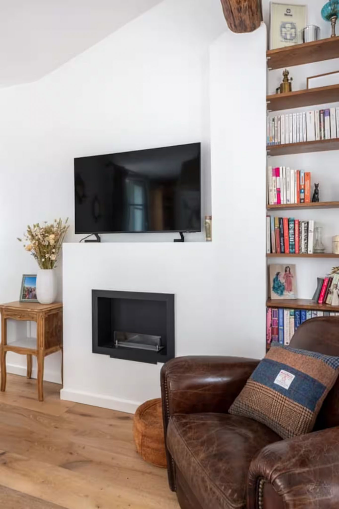 salon avec poutres et cheminée appartement Paris proche Saint-Eustache