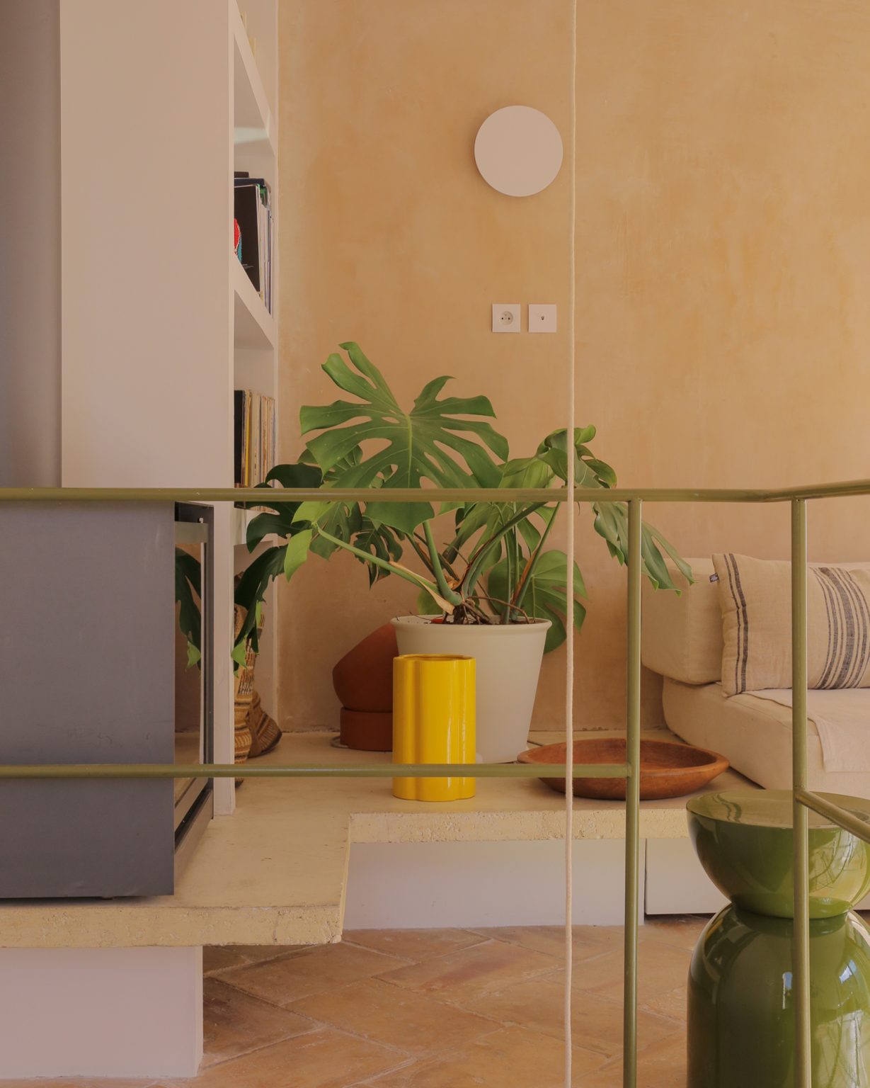 salon avec cheminée maison de ville ancienne rénovée Arles