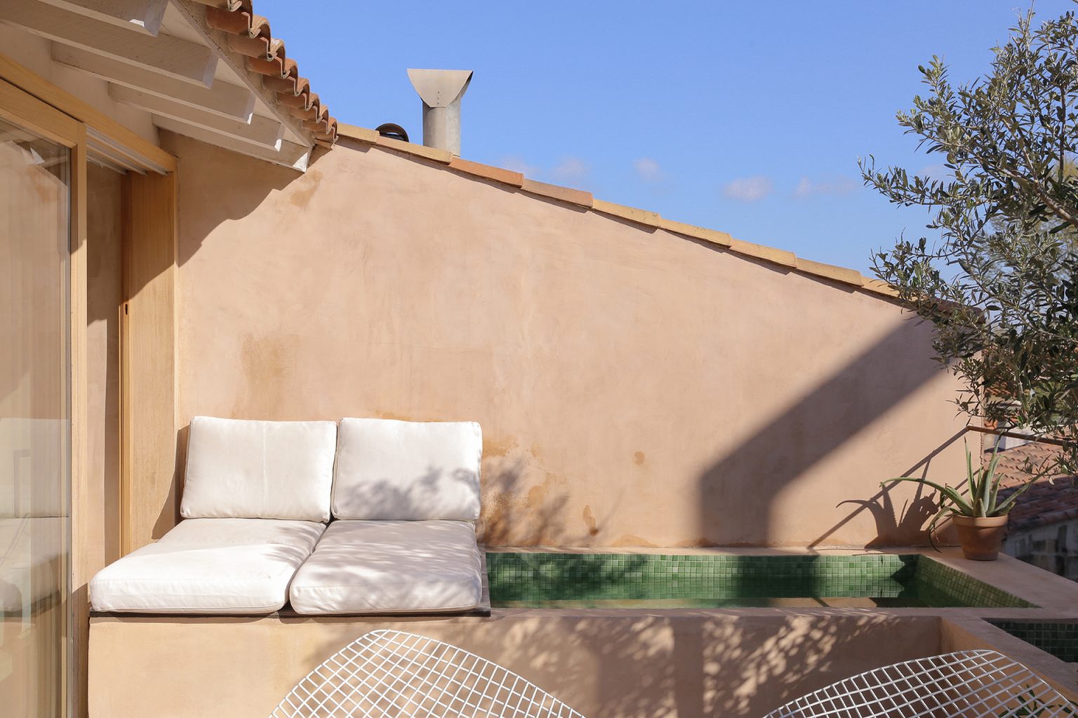 terrasse avec bassin maison de ville ancienne rénovée avec vue sur les arènes d'Arles