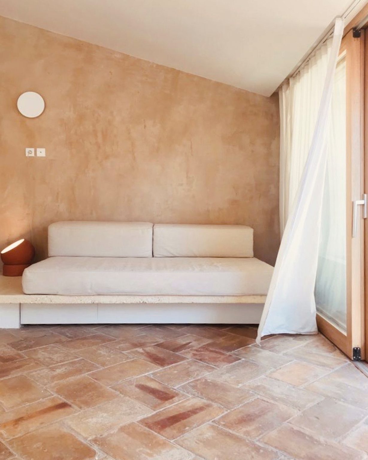 salon murs enduits maison de ville ancienne rénovée Arles