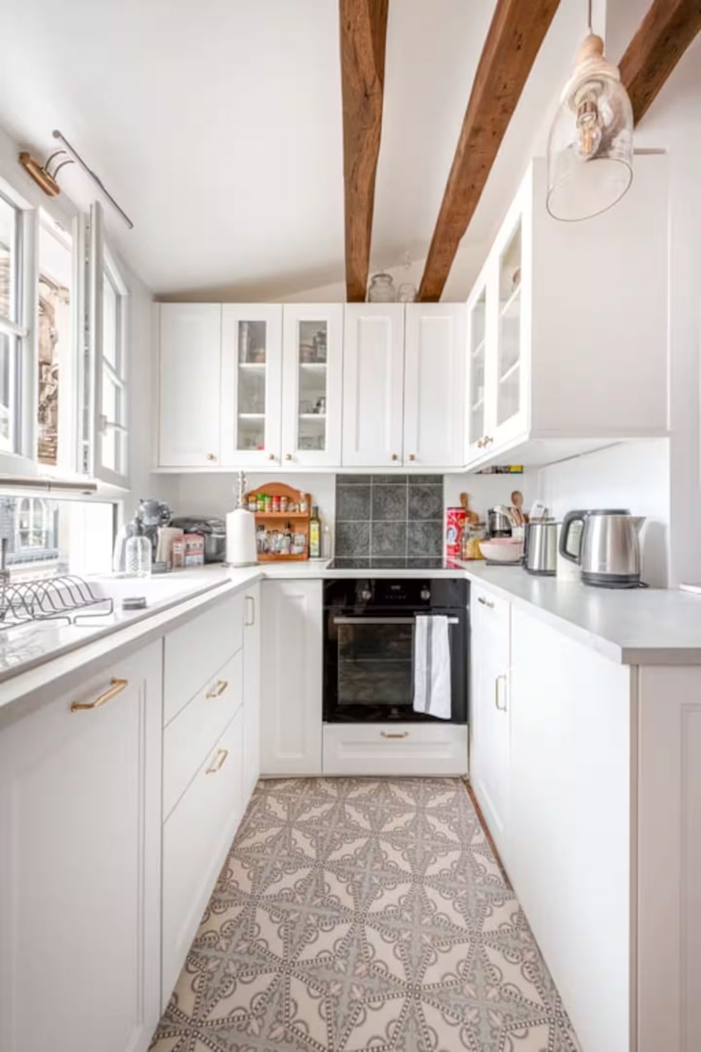 cuisine blanche avec poutres appartement Paris proche Saint-Eustache