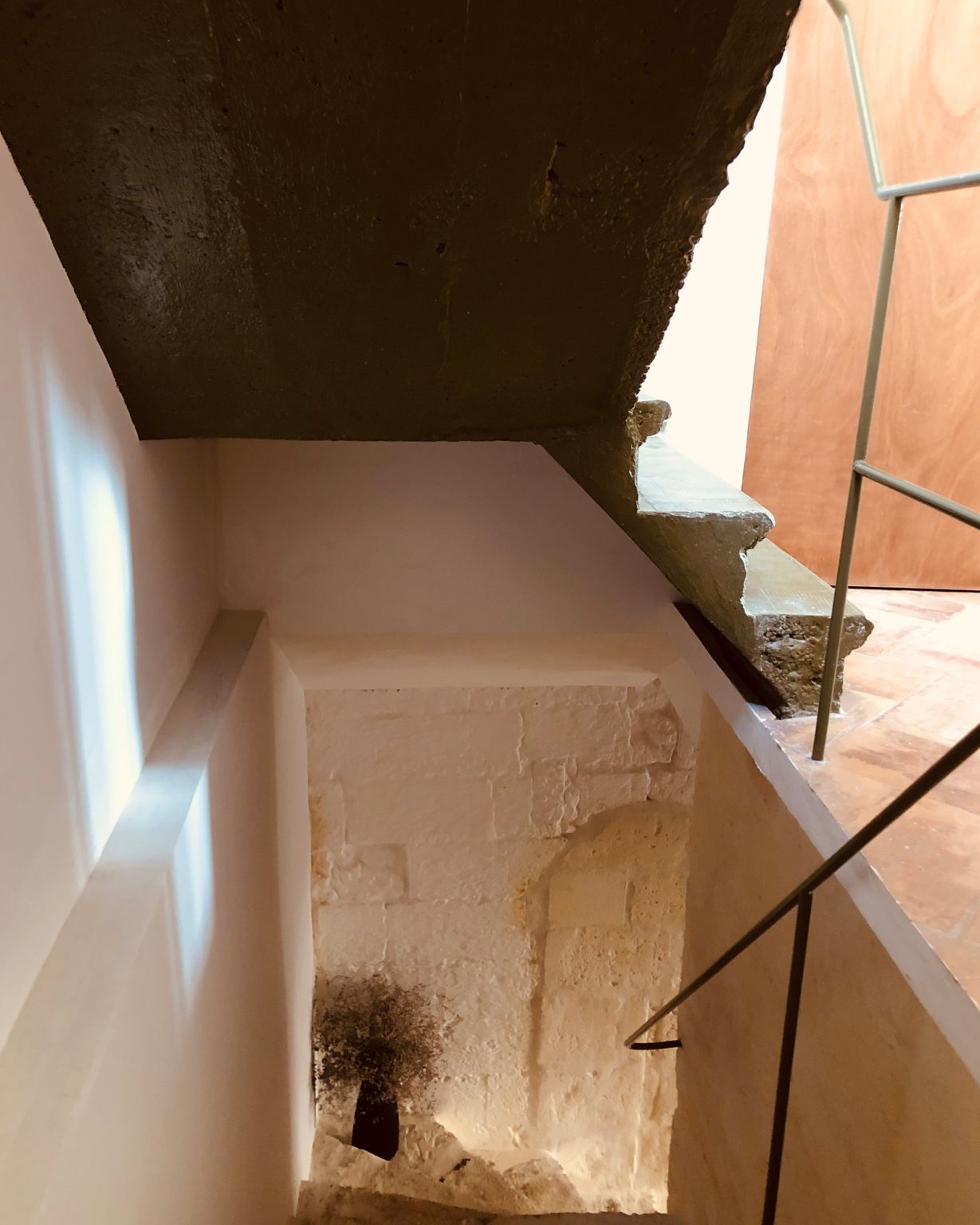 escalier maison de ville ancienne rénovée Arles