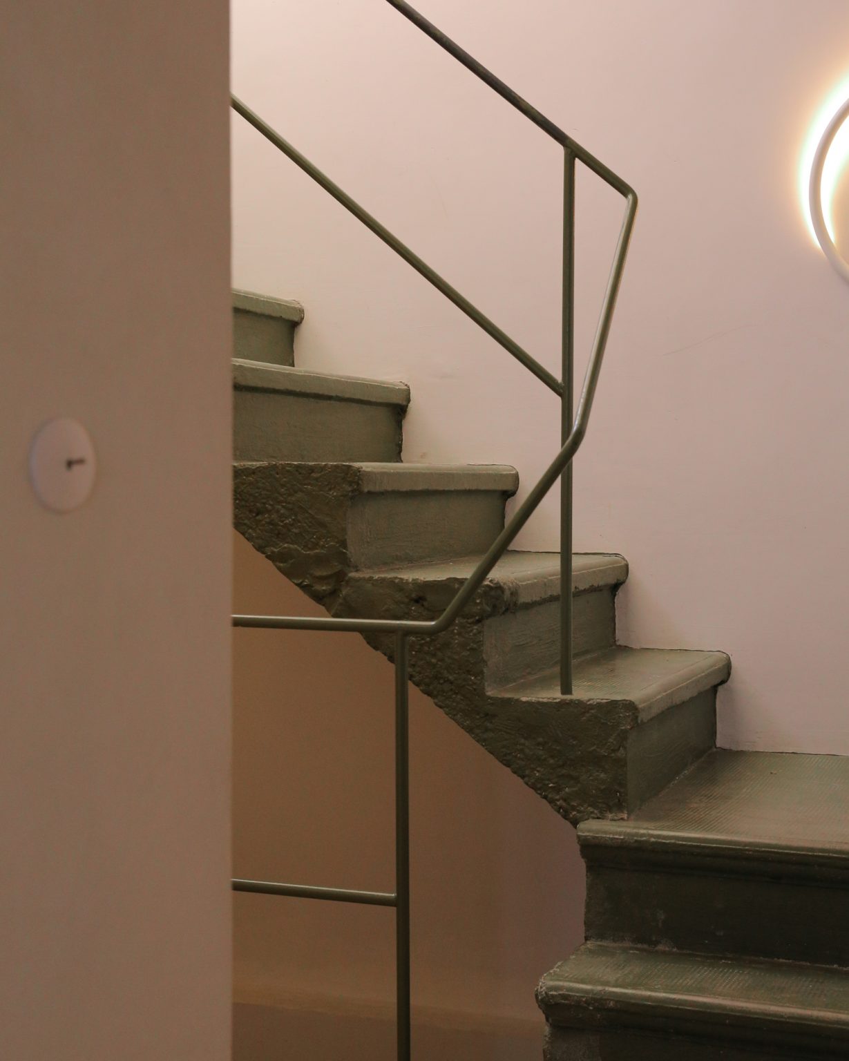 escalier peint en vert maison de ville ancienne rénovée Arles