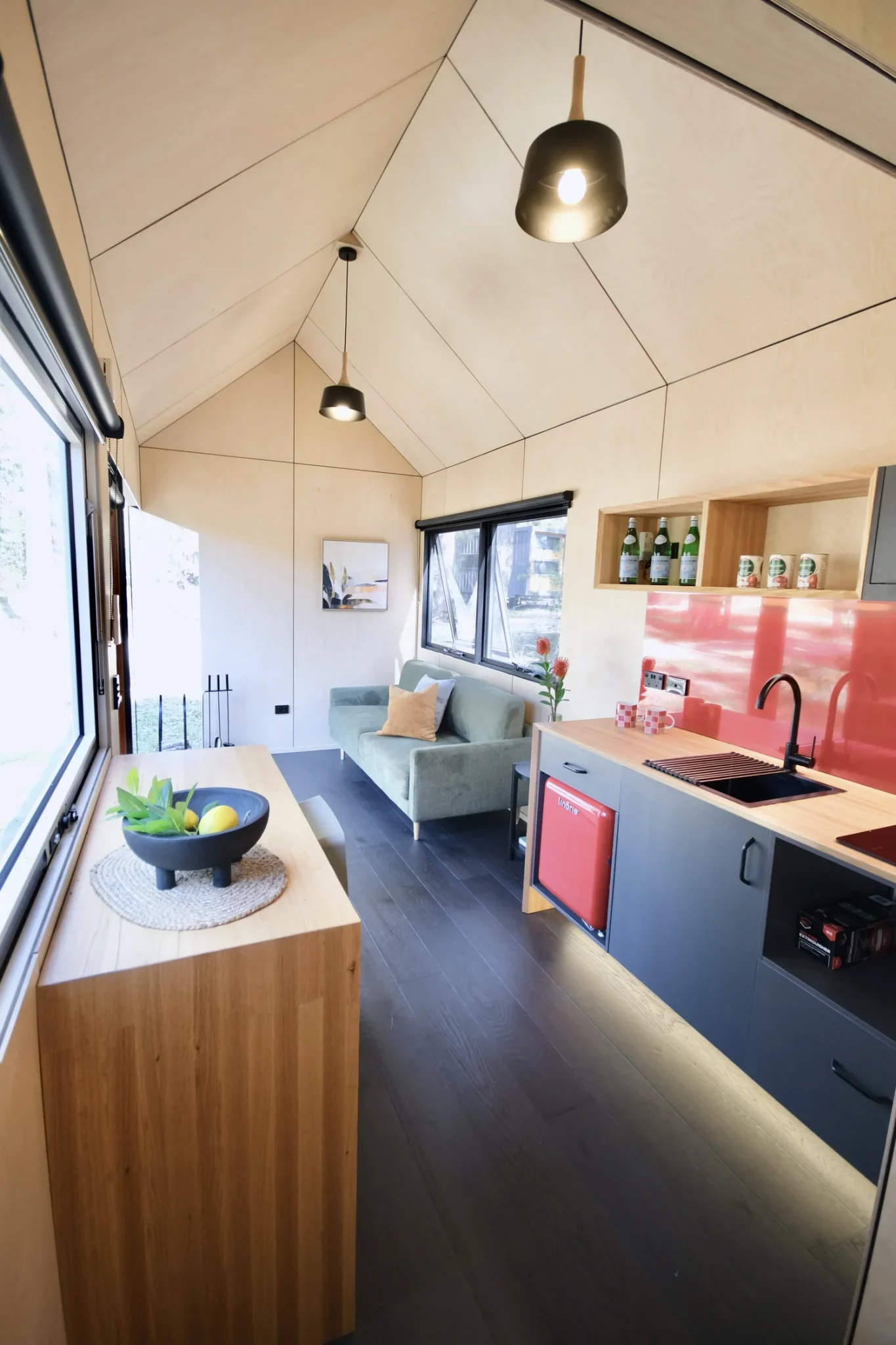 salon et cuisine double hauteur décoration design mini maison mobile par Häuslein