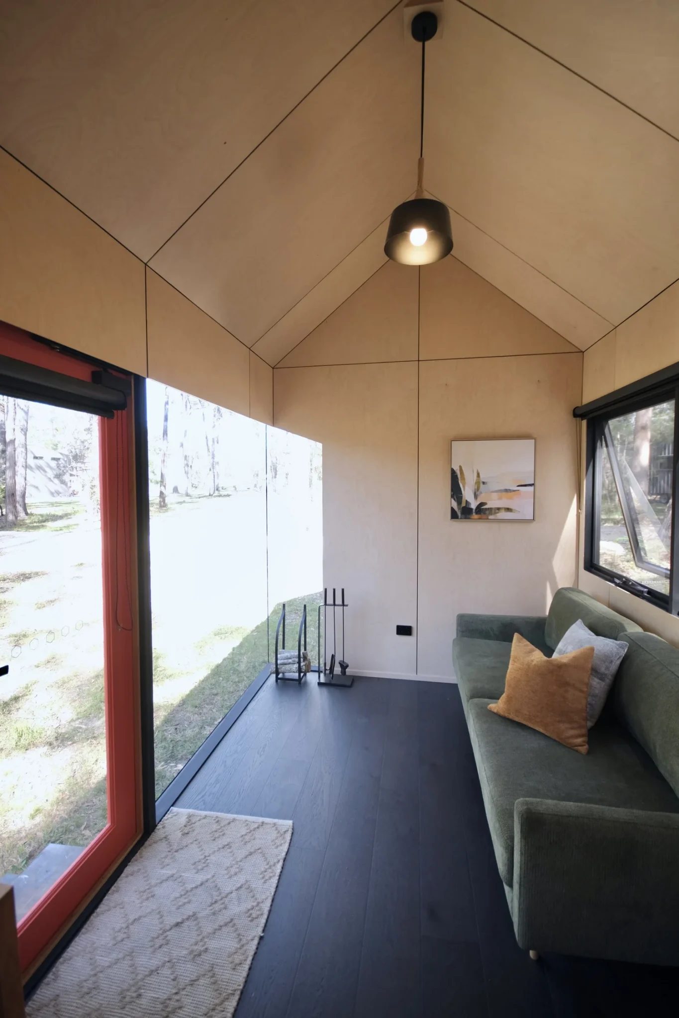 salon double hauteur décoration design mini maison mobile par Häuslein