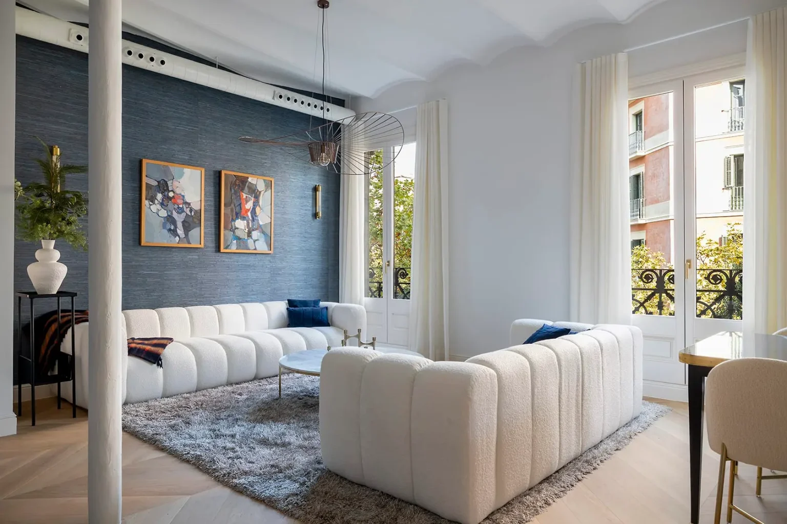 salon bleu et blanc appartement ancien rénové décoration design