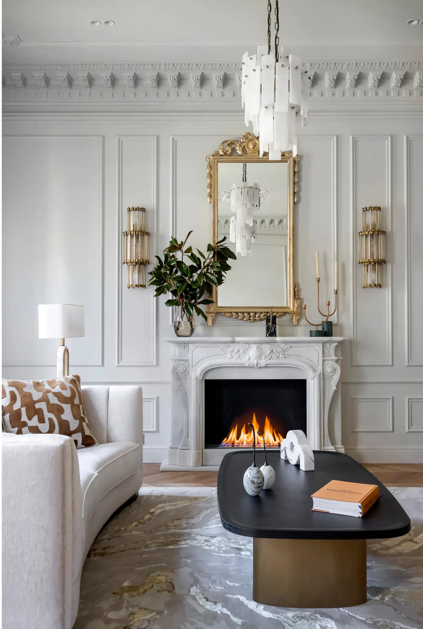 salon avec cheminée baroque appartement Barcelone décoration classique chic et contemporaine